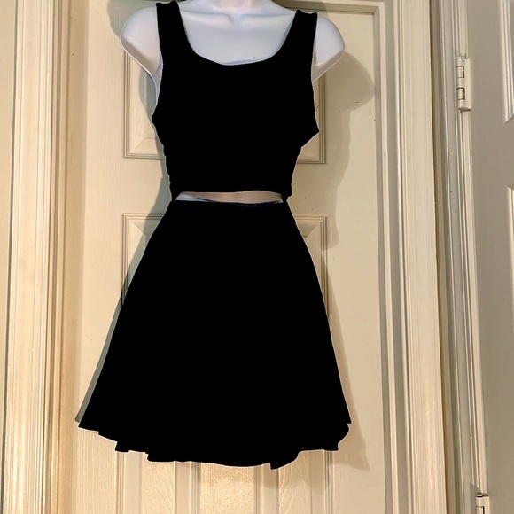 Romwe black high waisted pleated skirt size medium - Picture 2 of 5